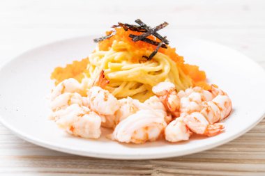 karidesler ve karides yumurtası ile spagetti kremsi