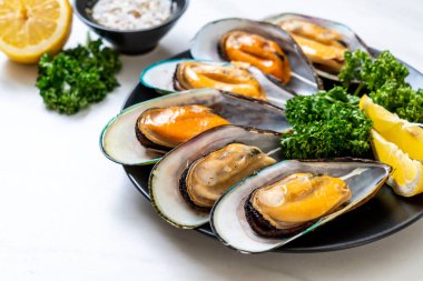 Limonlu ve maydanozlu midye