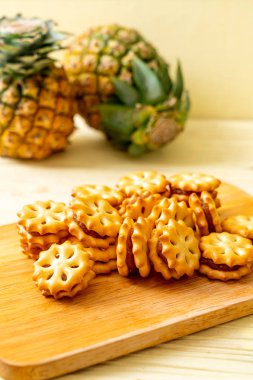 ananas reçel ile bisküvi