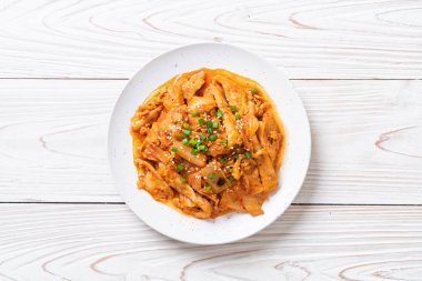 kimchi ile tavada kızartılmış domuz eti 