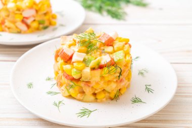 Yengeç sopa (elma, Mısır, papaya, pineappl ile karışık meyve salatası