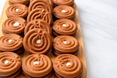 kremalı çikolatalı kurabiye