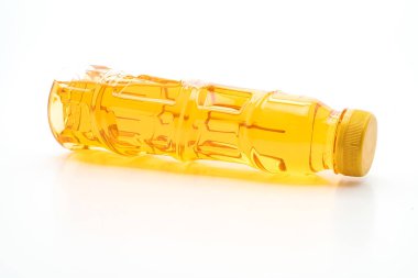 şişe buzlu çay ve yeşil çay beyaz arka plan üzerinde