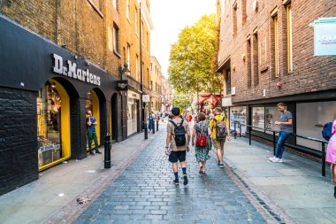 Londra - İngiltere - 27 Ağustos 2019: L'deki Covent Garden pazarının görünümü