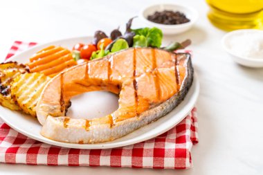 sebze ve patates kızartması ile ızgara somon biftek fileto