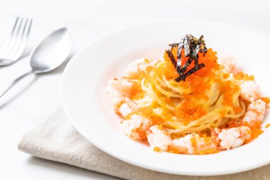 karidesler ve karides yumurtası ile spagetti kremsi