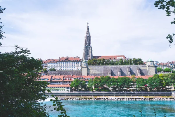 Bern City och Berner Munster katedralen i Schweiz — Stockfoto