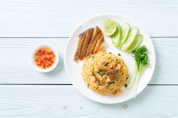 Nasi goreng dengan ikan Gourami renyah — Stok Foto