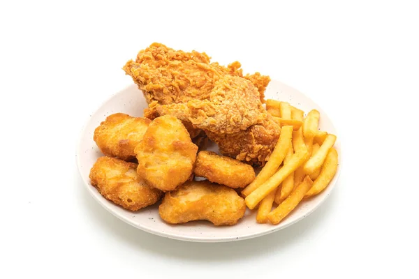Frango frito com batatas fritas e nuggets refeição (junk food e — Fotografia de Stock