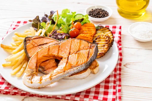 Filetto di bistecca di salmone alla griglia con patatine fritte e verdure — Foto Stock