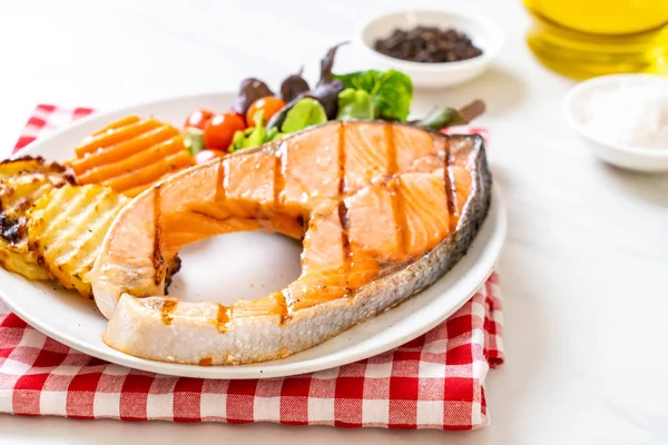 sebze ve patates kızartması ile ızgara somon biftek fileto