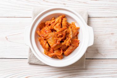kimchi ile tavada kızartılmış domuz eti