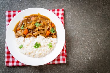 Japon köri pirinç dilimlenmiş domuz eti, havuç ve soğan ile