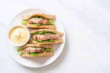 Ev yapımı ton balıklı sandviç 
