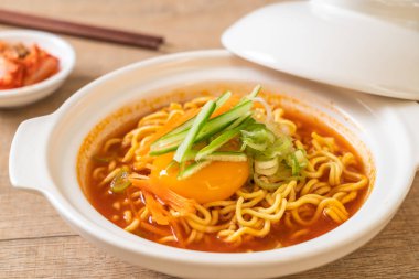 yumurta, sebze ve kimchi Koreli baharatlı anlık erişte