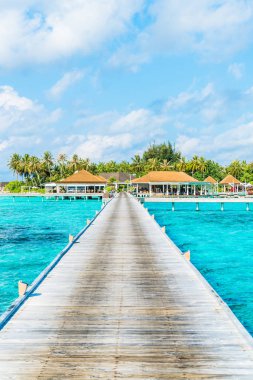 plaj ve deniz ile tropikal Maldivler tatil otel ve ada