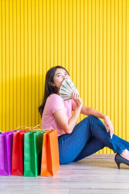 Asyalı kadın holding alışveriş torbaları