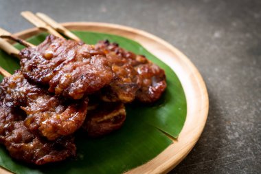 saptırılmış süt domuz beyaz yapışkan pirinç ile ızgara