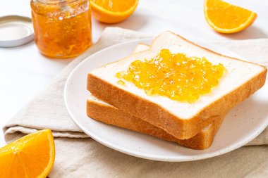 Portakal reçelli ekmek dilimleri 