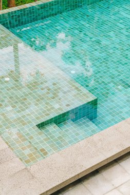 Yüzme havuzunda merdiven 