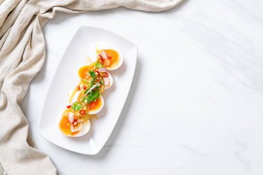 Yumuşak haşlanmış yumurta baharatlı salata 