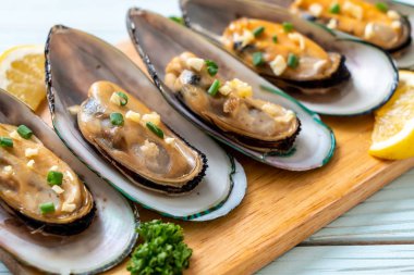 Midye limon ve sarımsak ile