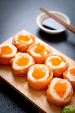 mayonez ve karides yumurta ile taze somon suşi rulo