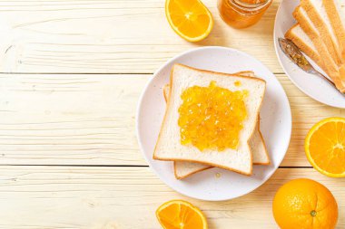 Portakal reçelli ekmek dilimleri 