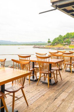 kafe restoranda ahşap masa ve sandalye