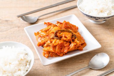 kimchi ile tavada kızartılmış domuz eti