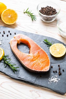 taze çiğ somon fileto biftek