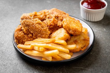 patates kızartması ve nuggets yemek kızarmış tavuk