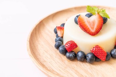 taze çilek ve yaban mersini ile yoğurt puding