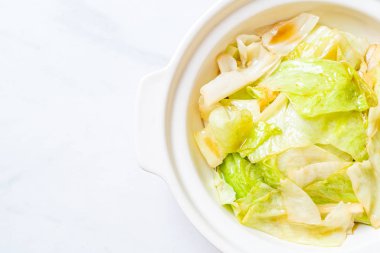 Balık soslu tavada kızartılmış lahana