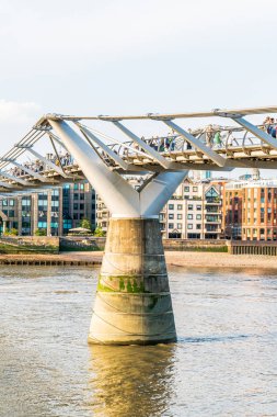 Londra, İngiltere, 27 Ağustos 2019: İnsanlar Millenium b'de yürüyor