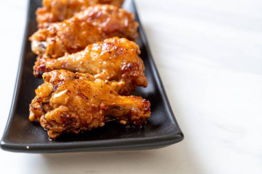 Soslu kızarmış tavuk.