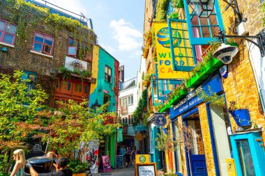 Londra, İngiltere - 27.09.2019. Renkli binaların bir görünümü 