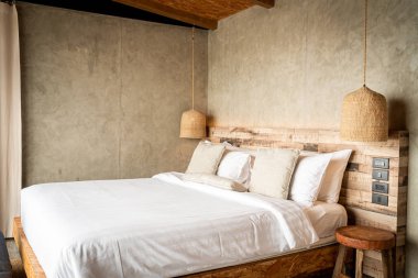 yatakta güzel rahat yastıklar