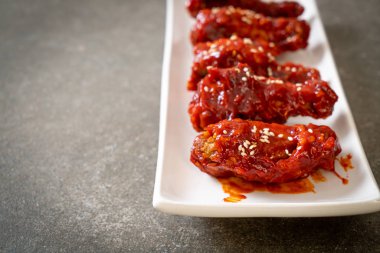 Baharatlı soslu kızarmış tavuk 