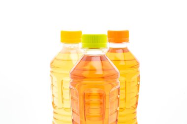 şişe buzlu çay ve yeşil çay beyaz arka plan üzerinde