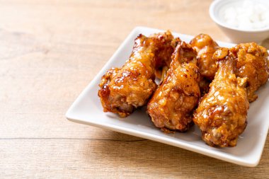 Soslu kızarmış tavuk.