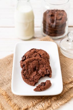 çikolata parçaları ile çikolatalı kurabiye 