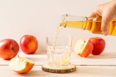 Kırmızı elma meyvesi ile elma suyu