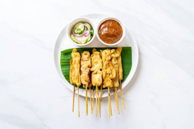 Domuz Satay-ızgara domuz fıstığı sosu veya tatlı ile servis ve 