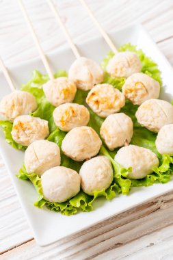  tatlı biber soslu ızgara domuz eti köfte