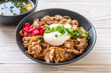 domuz eti pilav kasesi ile yumurta (Donburi) - Japon yemekleri 
