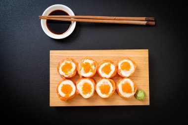 mayonez ve karides yumurta ile taze somon suşi rulo