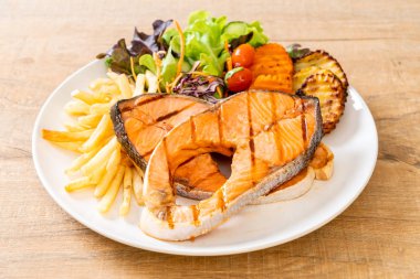 sebze ve patates kızartması ile ızgara somon biftek fileto