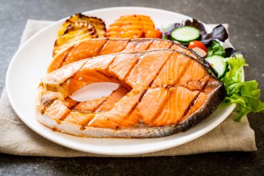 sebze ile ızgara somon biftek fileto