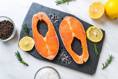 taze çiğ somon fileto biftek